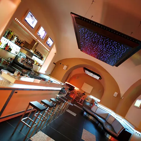 赛门客房旅馆 *