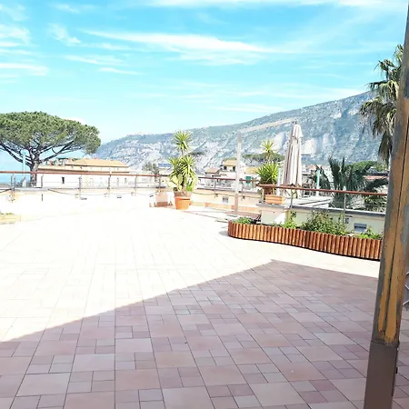 赛门客房旅馆 *